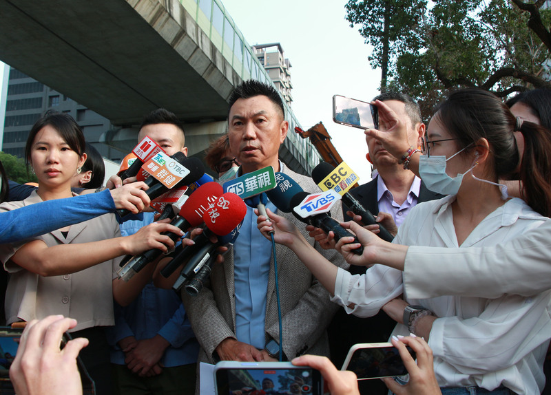 台中市南屯區文心南路一處建案10日拆除頂樓塔吊時，吊臂意外掉落中捷綠線軌道，造成1死9傷。圖為涉案建商興富發建設發言人廖昭雄(中)。(圖：中央社)