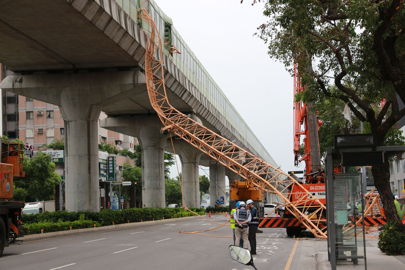 台中市南屯區的捷運豐樂公園站，去年5月10日中午發生鄰近建築工地塔吊吊臂自31樓工地墜落，擊中行進中的捷運車廂，造成1死、13傷。(圖：中央社)