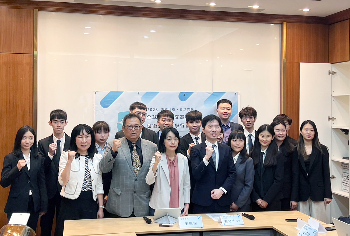 台灣醫藥學生今天(11日)宣布組成「世界公衛藥學行動團」，赴WHA主辦首屆「全球衛生外交高峰會」，公民外交再創高峰（劉玉秋攝）