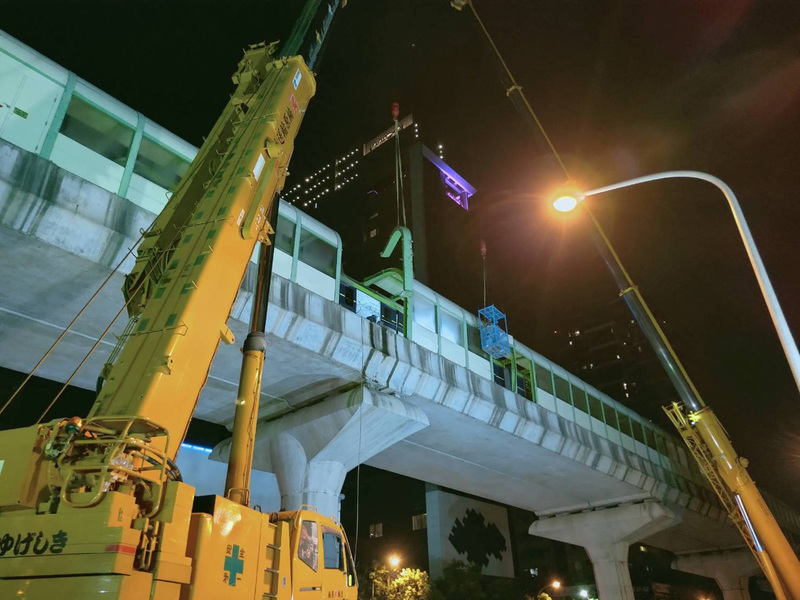 台中捷運豐樂公園站10日遭民間吊車吊臂砸中，使得市政府站到九張犁站中斷營運，經過徹夜搶修，中捷公司11日宣布，已完成全線巡軌作業恢復全線營運。（中捷提供） (圖：中央社)