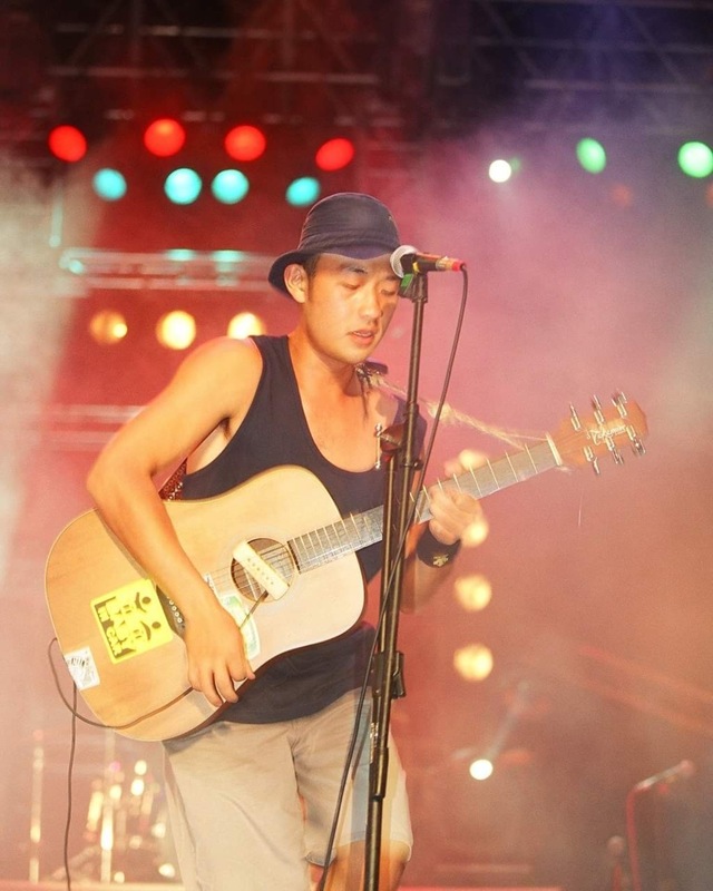 曾孕育許多知名獨立樂團的貢寮海洋音樂祭將停辦。樂團「八十八顆芭樂籽」主唱阿強分享2002年在貢寮海洋音樂祭表演的青澀照片。（八十八顆芭樂籽提供） (圖：中央社)