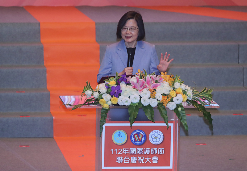 國際護師節前夕，總統蔡英文（圖）11日在台北國際會議中心出席112年國際護師節聯合慶祝大會，蔡總統致詞表示，過去3年多來護理人員承擔最辛苦的照護責任，守護民眾健康，在此代表全體國人對護理人員表達最高的感謝與敬意。 (圖：中央社)