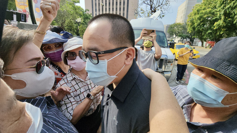 前總統陳水扁兒子、前高雄市議員陳致中因洗錢案被判刑1年定讞，陳致中11日下午抵達雄檢，頂著提前理好的平頭向支持者致意，隨即前往報到發監。(資料照/中央社)