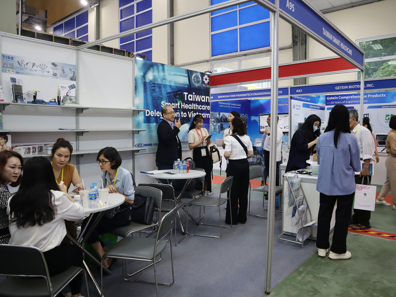 外貿協會籌組骨材牙材拓銷團帶領13家台灣業者前往越南參展與洽談，圖為拓銷團在2023越南國際醫藥展的展位，不少越南買主到場參觀。 (圖：中央社)