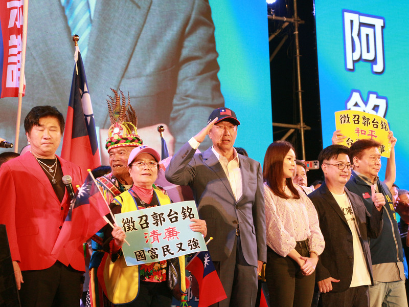 鴻海集團創辦人郭台銘(中)11日到台中舉辦造勢活動，他表示，要把中部打造成智慧製造中心，讓台灣能在全世界站起來，打造成為「和平的科技島」。(圖：中央社)