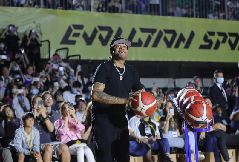 美國職籃NBA傳奇球星「戰神」艾佛森睽違多年再度訪台，11日晚間在台北市立大學天母校區運動館舉辦球迷見面會，熱身準備挑戰公益投籃比賽。(圖：中央社)
