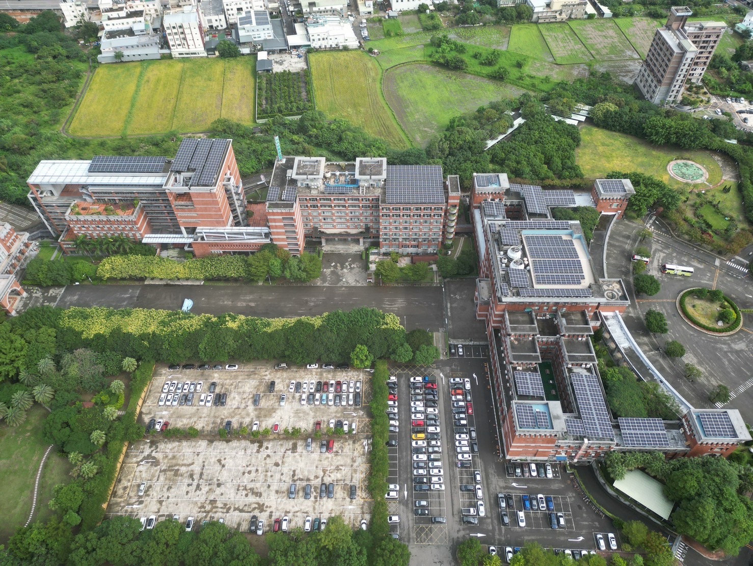 開南大學擴大校園屋頂太陽能計畫，二期工程11日正式啟用。（開南大學提供）