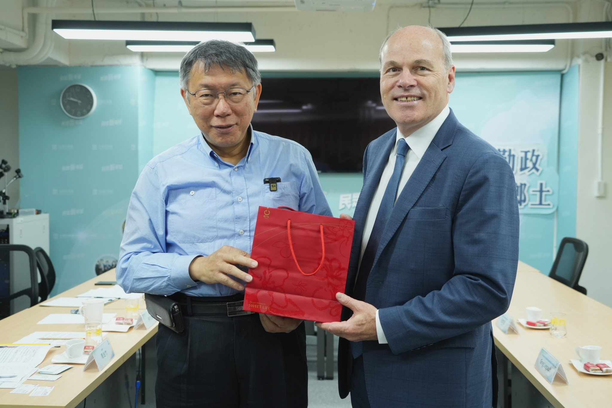 加拿大駐台代表倪傑民(右)11日拜會台灣民眾黨主席柯文哲。(民眾黨提供)