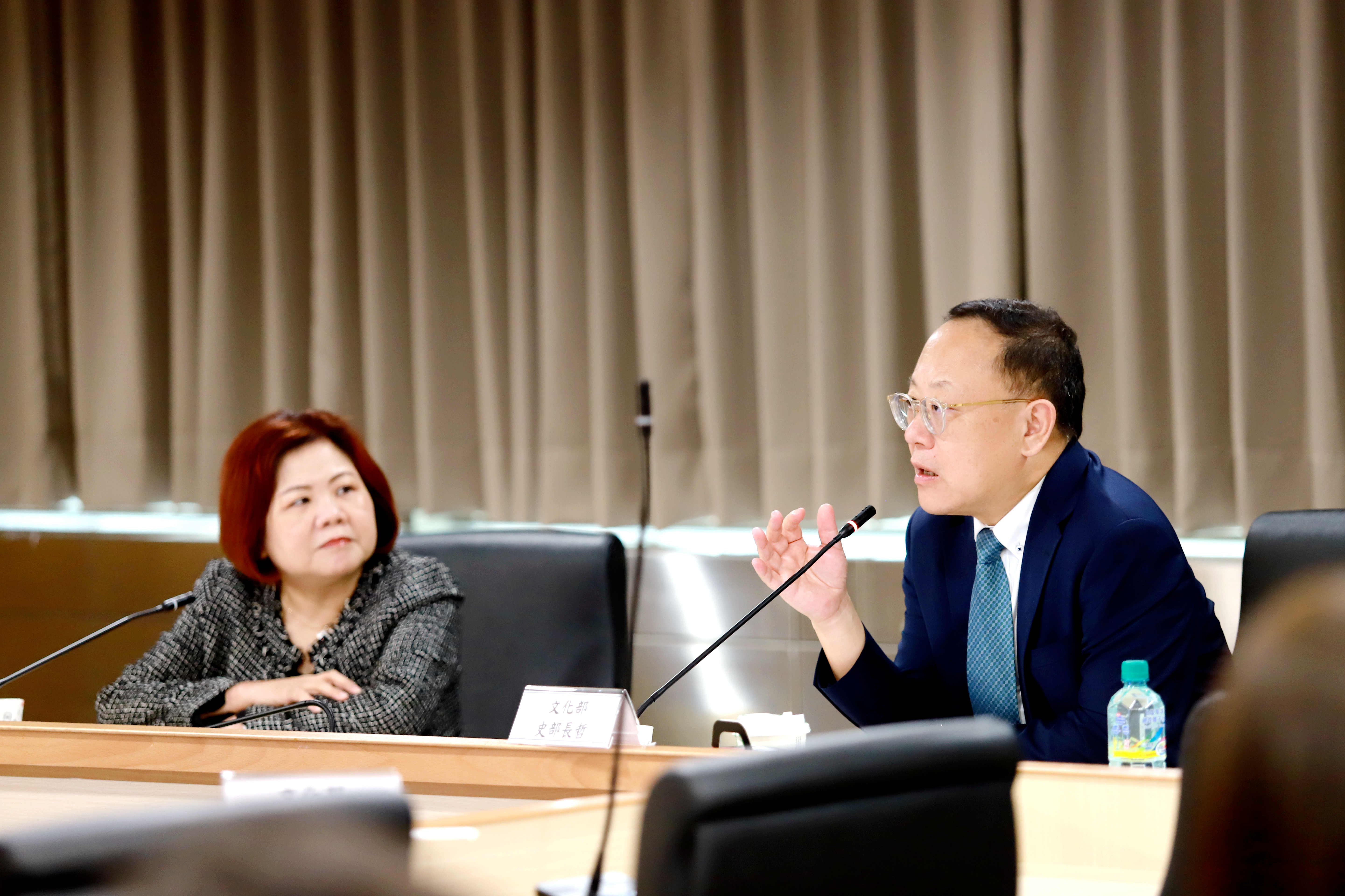 文化部長史哲(右)、勞動部長許銘春(左)11日進行雙首長會議，宣示攜手健全影視職安環境。(文化部提供)