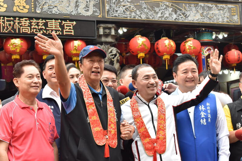鴻海創辦人郭台銘（前左2）與新北市長侯友宜（前右2）12日一早到板橋慈惠宮恭祝媽祖生日，這是郭台銘表態爭取國民黨2024年總統參選提名後，2人首度同台。 (圖：中央社)