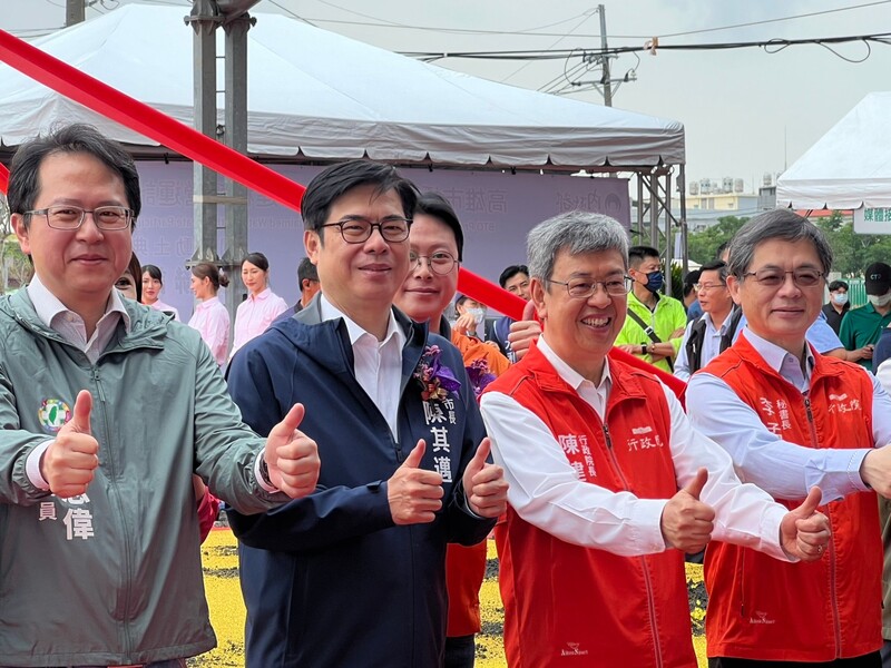「高雄市橋頭再生水廠興建移轉營運案」12日舉行動土典禮，行政院長陳建仁（前右2），高雄市長陳其邁（前左2）等人出席。 (圖：中央社)