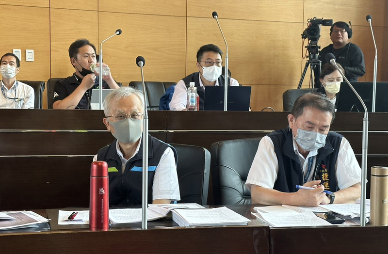 台中捷運事故造成1死10傷。中捷公司代理董事長林良泰（前左）12日列席台中市議會備詢。 (圖：中央社)