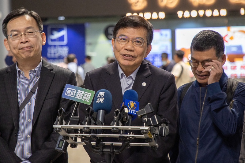 交通部長王國材(中)12日率團參加將在美國召開的APEC第11屆運輸部長會議，行前在桃園國際機場接受媒體聯訪。(圖：中央社)