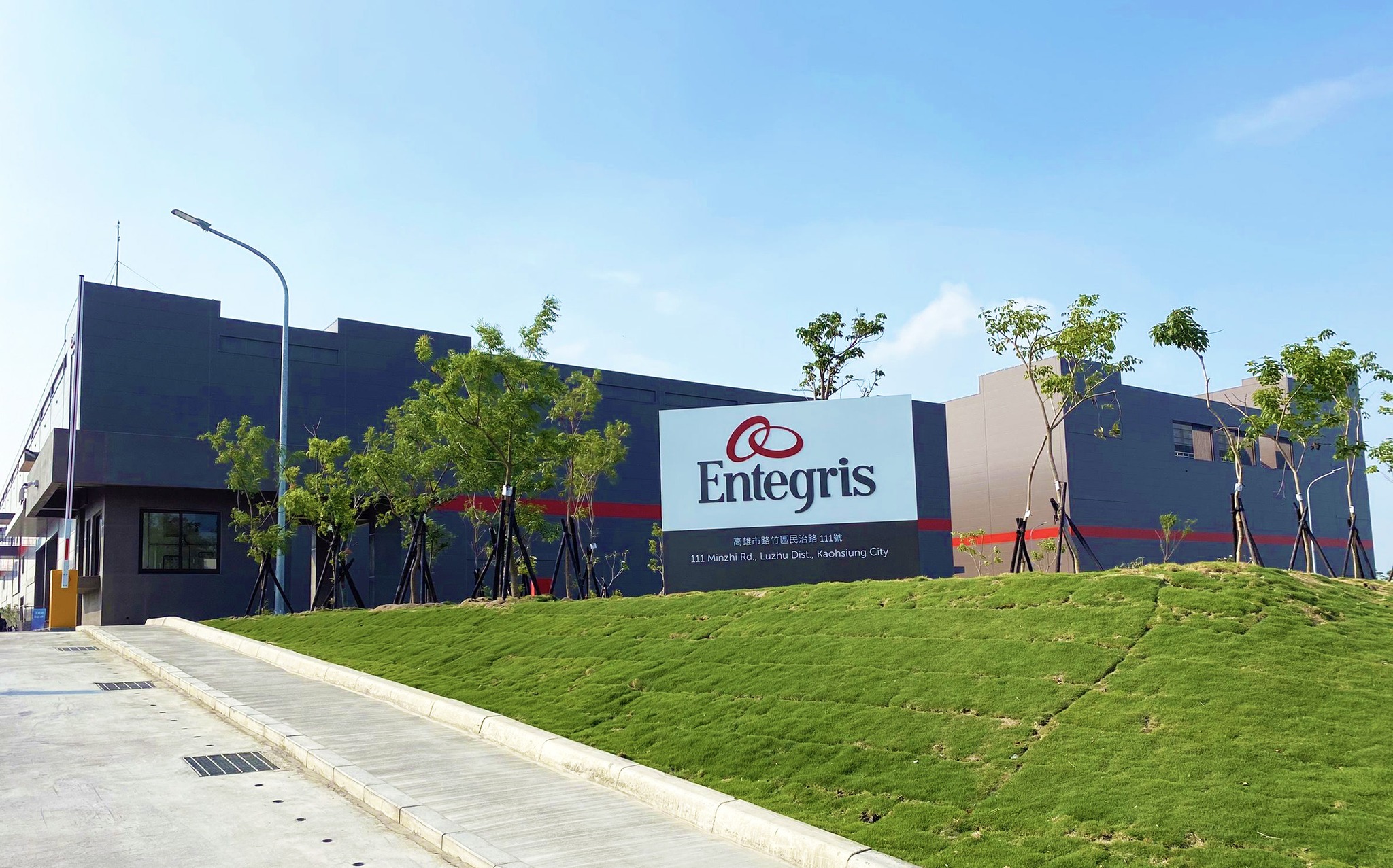 美商英特格(Entegris)公司全球最大製造基地高雄新廠日前正式啟用。(圖：陳其邁 Chen Chi-Mai 臉書)