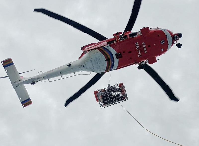 高雄興達港外海13日凌晨發生漁船和遊艇碰撞，造成遊艇失去動力、嚴重毀損，船上5人受傷，其中4人傷勢較重，由海巡署特勤人員及內政部空勤總隊直升機吊掛送醫。（海巡署提供） (圖：中央社)