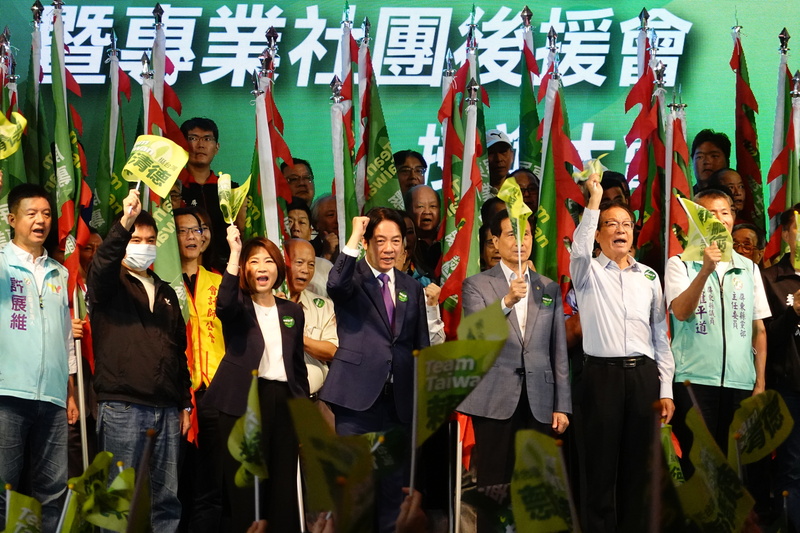 民進黨主席賴清德（前中）投入2024總統大選，13日出席屏東縣信賴台灣之友會成立大會暨專業社團後援會授旗大會，與眾人一同振臂加油打氣。 (圖：中央社)