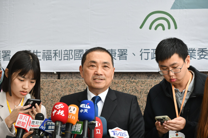 新北市長侯友宜（中）13日受訪。（新北市新聞局提供） (圖：中央社)