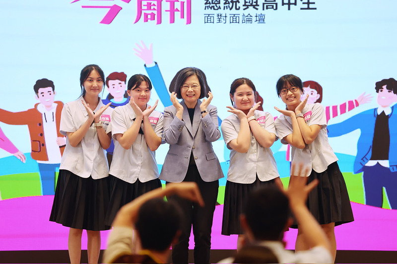 總統蔡英文（後中）13日下午在台北出席2023第8屆總統與高中生面對面論壇，除交流多方面議題，也和與會高中生一同擺出俏皮姿勢合影留念。 (圖：中央社)