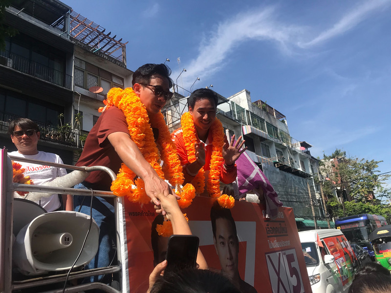 圖為泰國前進黨主席皮塔（左）13日以車隊掃街方式拜票，受到支持者熱烈歡迎。 (圖：中央社)