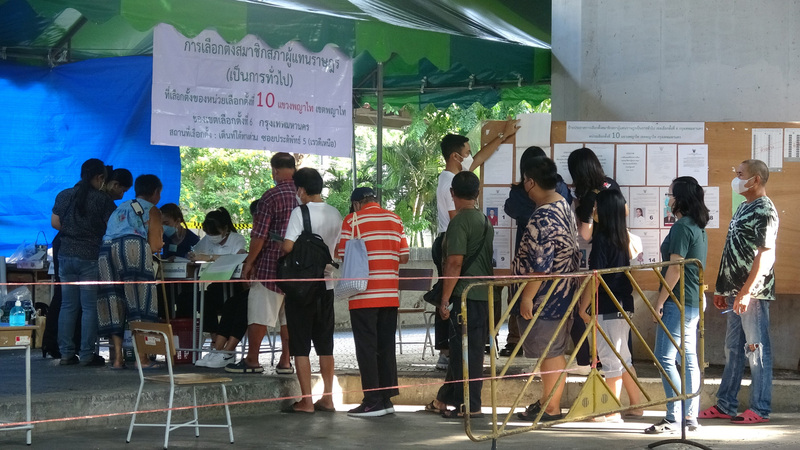 泰國國會眾議院選舉14日舉行，好天氣讓不少民眾一早就出門，在投票所排隊等待投票。(圖：中央社)