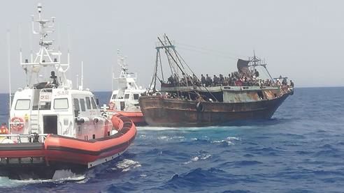 「歐洲國際邊界管理署」(Frontex)在義大利海域查獲非法偷渡移民船隻。(FB/@Frontex)