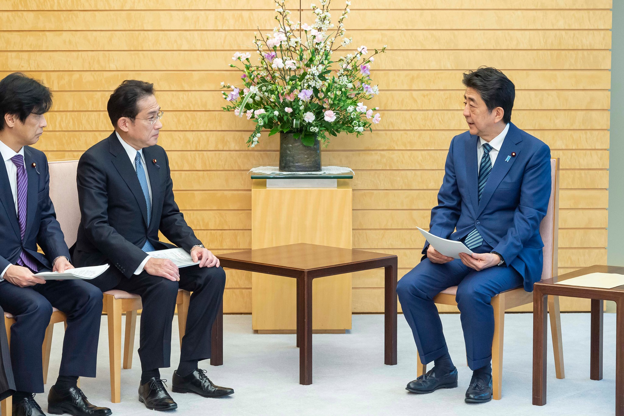 日本首相岸田文雄(中)與前首相安倍晉三(右)曾同時到訪台灣拜會前總統李登輝。(FB/@岸田文雄)