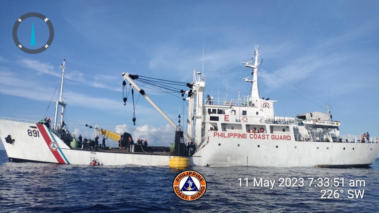 菲律賓海岸防衛隊表示，從5月10日到12日，在200英里(322公里)海域內的5個區域，設置5個懸掛菲國國旗的浮標。(圖：@jaytaryela twitter)