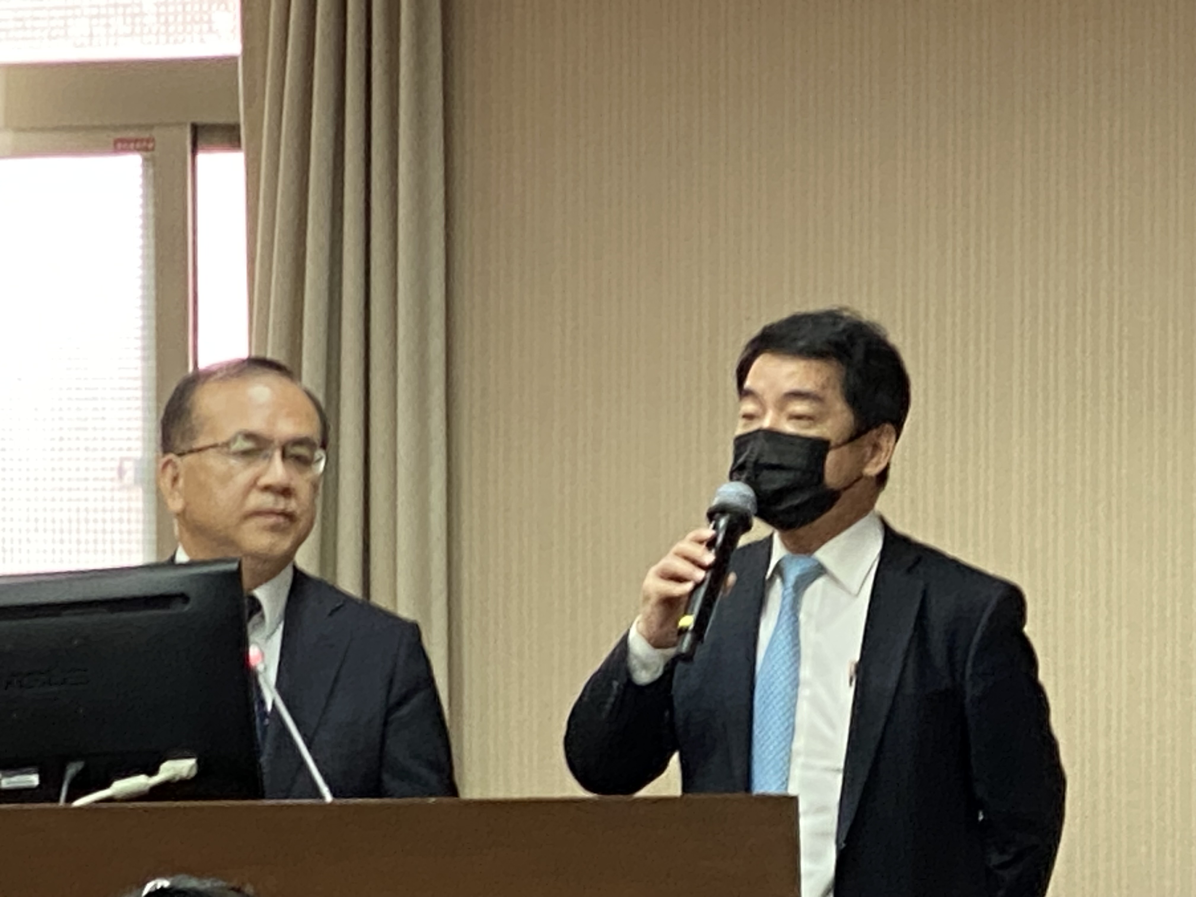 左起交通部政次陳彥伯、鐵道局長伍勝園15日在立法院交通委員會答詢立委提問中捷事故。(吳琍君 攝)