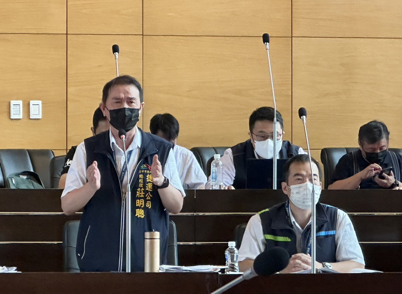 台中捷運事故釀1死10傷。台中捷運公司總經理莊明聰（前左）15日列席台中市議會表示，即日起隨車員在駕駛端，人工駕駛面板全時段打開，有異狀可立即按下緊急煞車按鈕。 (圖：中央社)
