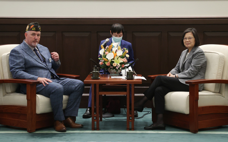 總統蔡英文（右）15日在總統府接見美國海外作戰退伍軍人協會總會長博蘭（Timothy Borland）（左），總統致詞表示，駐美代表處成立退伍軍人事務組，期待台灣跟美國交換豐富經驗，一起增進退伍軍人福利。中央社記者鄭傑文攝  112年5月15日 (圖：中央社)