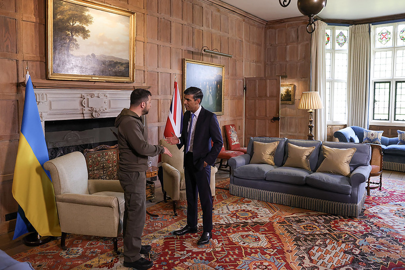 烏克蘭重建會議即將登場，英國首相蘇納克(Rishi Sunak)將在會議上，呼籲投資者和企業幫助烏克蘭站起來。圖為蘇納克五月間於首相鄉村別墅會誤烏克蘭總統澤倫斯基(左)(圖:英國首相府提供/中央社)