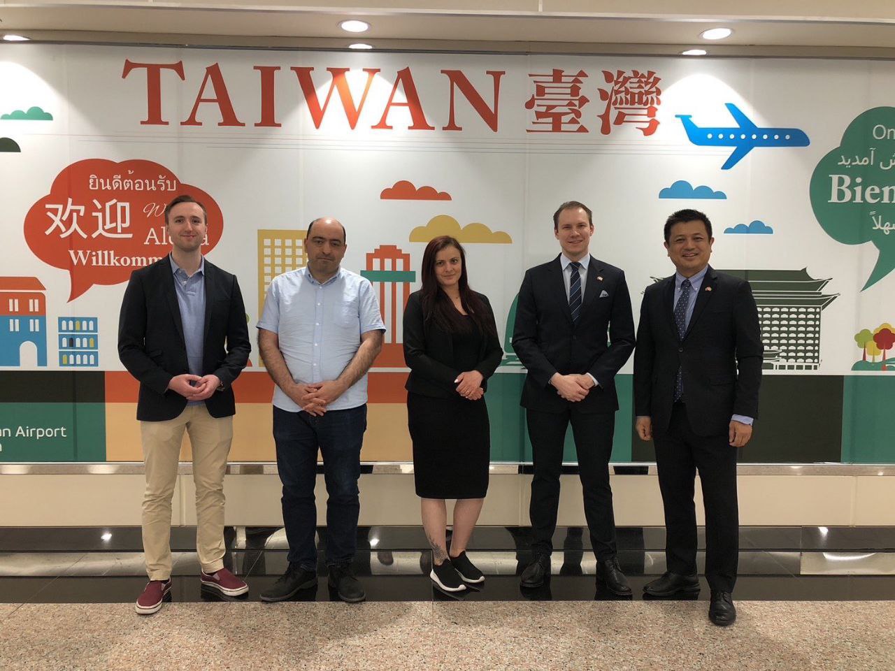 瑞典國會議員訪團14日抵台，歐洲司副秘書長劉拓（右1）前往接機。(圖:外交部)