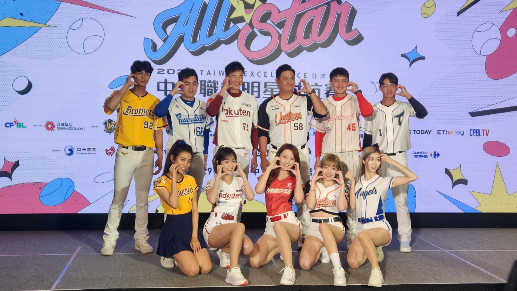 中華職棒聯盟15日召開記者會，宣布今年球季明星對抗賽組合與票選辦法，並邀請中職球星岳政華、黃子鵬、劉基鴻、胡智爲、曾峻岳、曾子祐以及啦啦隊女孩代表為明星賽拉票與造勢。(江昭倫 攝)