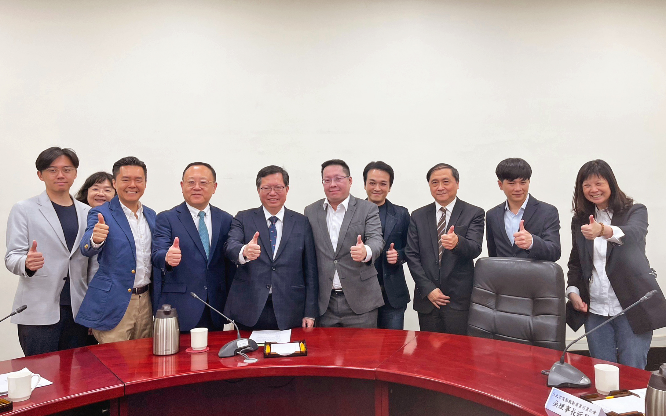 行政院副院長鄭文燦(左四)近日偕同文化部長史哲(左三)與電影院公會代表會談，希望藉由文化成年禮金的發放，帶動國片票房成長。(文化部提供)