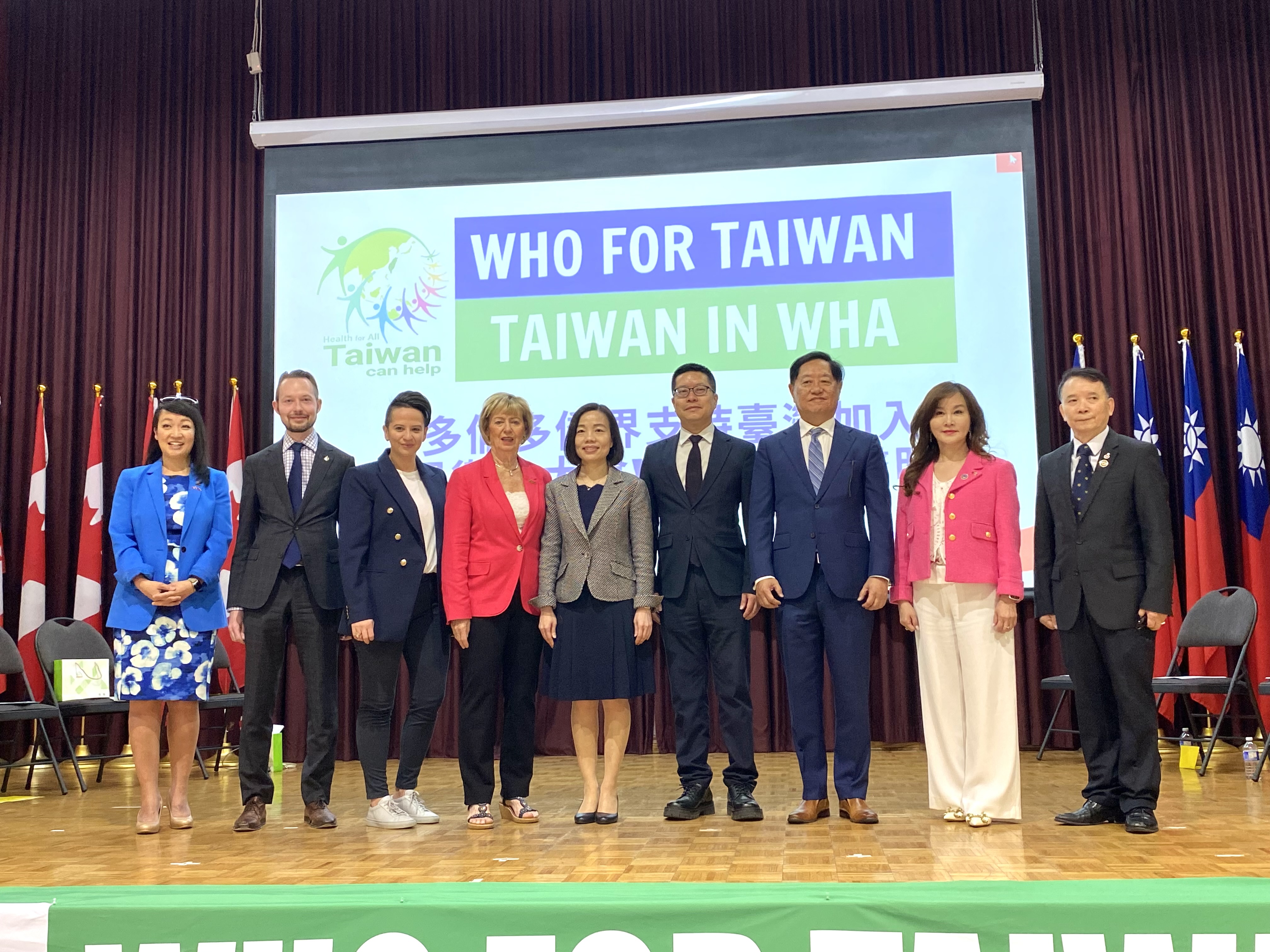 駐多倫多經濟文化辦事處處長陳錦玲（中）、僑務委員林美玲（右二）、加拿大國會議員麥可.庫柏（左二）等出席支持台灣加入世衛大會。(圖：蕭蔓拍攝)