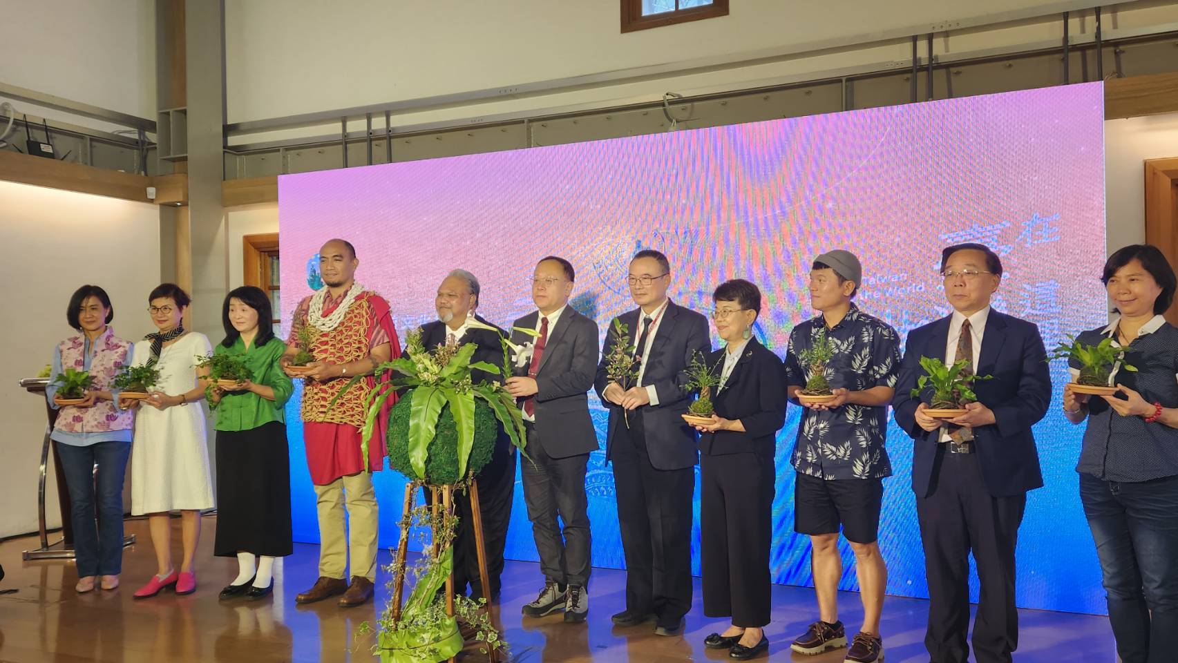 為慶祝5月18日國際博物館日，加上封館將近3年，進行景觀、建築與常設展廳大更新的國立台灣史前文化博物館，也將於5月19日重新開幕，文化部16日上午特別舉行記者會熱鬧宣傳造勢。(江昭倫 攝)