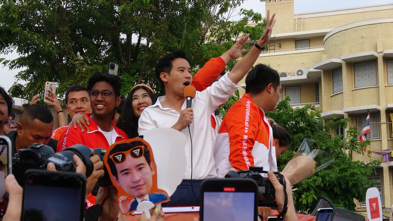 泰國14日舉行國會大選，新興政黨前進黨拿下眾議員151席成為國會第一大黨。黨主席皮塔（著白襯衫者）15日在曼谷帶領車隊掃街謝票。 (圖：中央社)