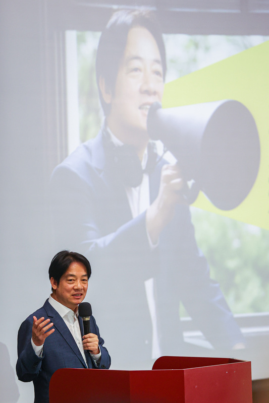國立政治大學舉行「政治進入大學！？青年與主席有約」系列活動，副總統兼民進黨主席賴清德16日應邀出席，以「成為台灣的造浪者」為題進行演講。中央社記者鄭清元攝  112年5月16日 (圖：中央社)