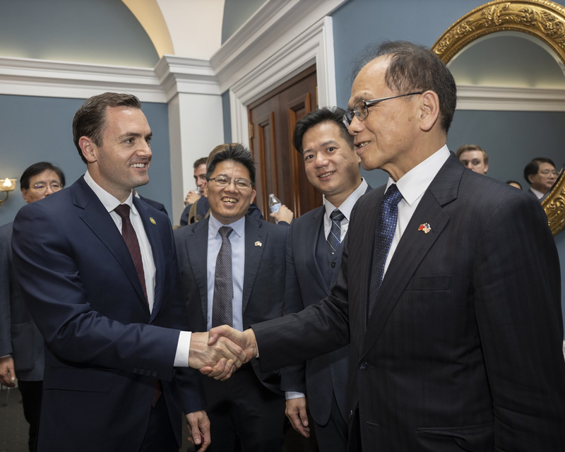美國眾議院中國問題特別委員會主席蓋拉格（左1）15日歡迎立法院長游錫堃（右1）的來訪。（眾議院中國問題特別委員會提供） (圖：中央社)