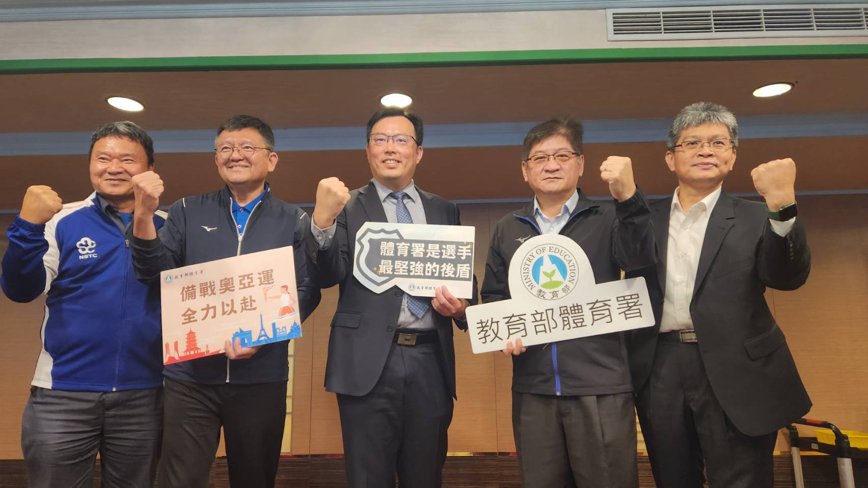 體育署長鄭世忠(中)16日與媒體餐敘，說明今年施政重點，包括最好世大運、亞運、亞帕運後勤支援，也透露正在研議鬆綁各單項協會補助辦法，希望提高辦理國際賽事的補助比例。(江昭倫 攝)