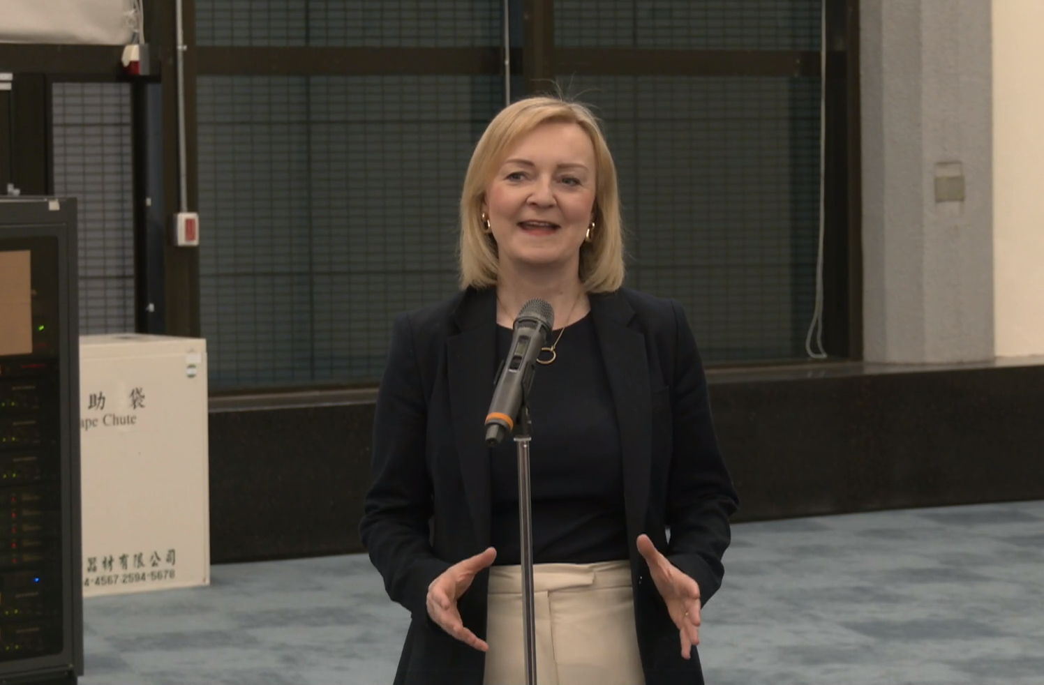 英國前首相特拉斯(Liz Truss)16日晚間抵台訪問，在機場發表簡短談話。(擷取自外交部臉書)