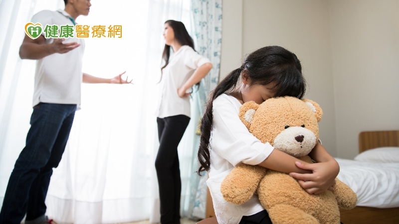 離婚不僅是夫妻雙方的協議，對孩子更是造成情緒、學業、社交與行為等莫大的影響。(圖：健康醫療網 提供)