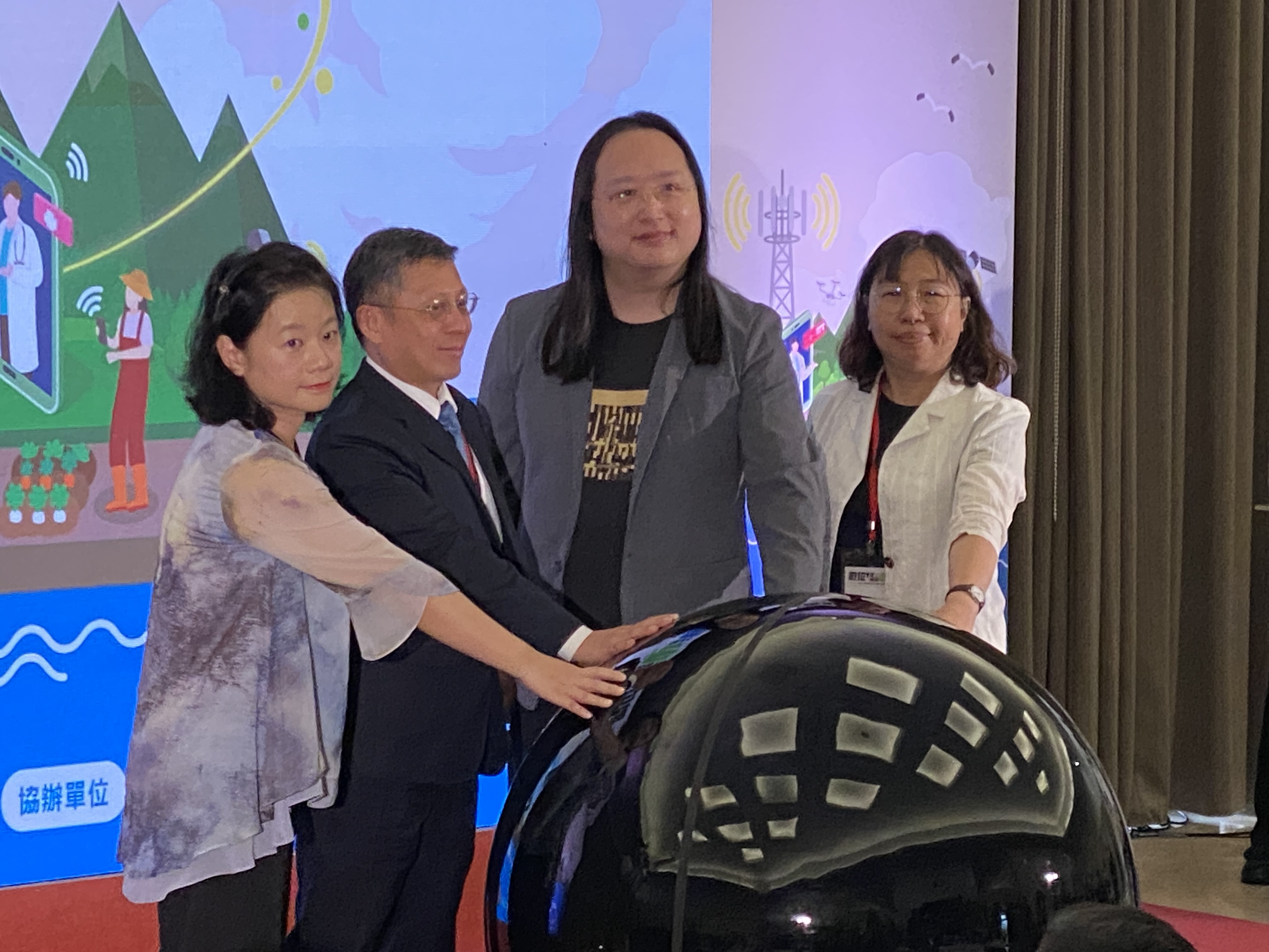 數位部長唐鳳(中右)與NCC主秘黃文哲(中左)、林務局主秘邱立文(右)、台灣電信產業發展協會副秘書長劉莉秋，共同發布偏鄉數位建設成果。(吳琍君 攝)