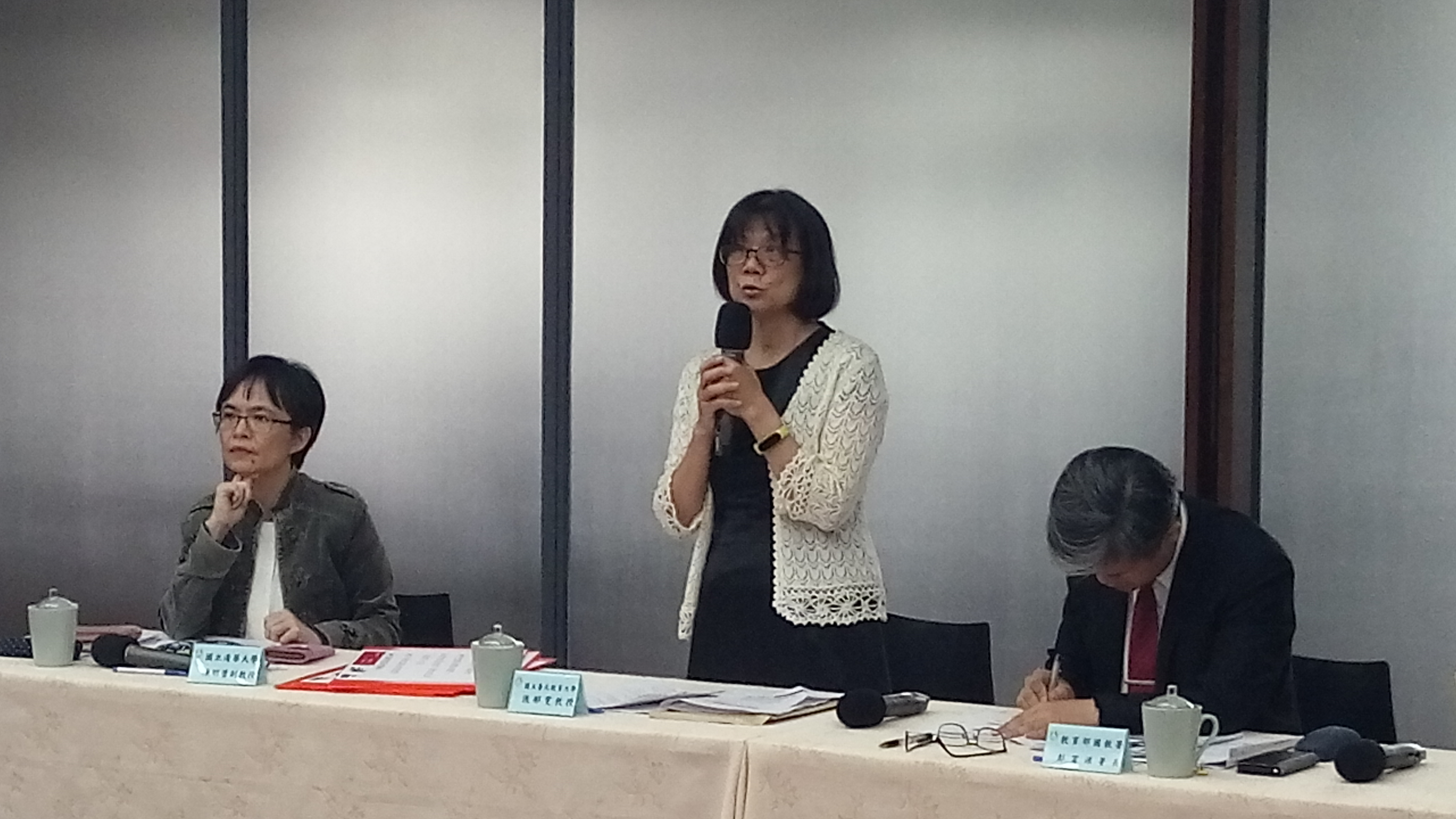 國立台北教育大學教授張郁雯(中)說明PIRLS調查結果。(陳國維 攝)