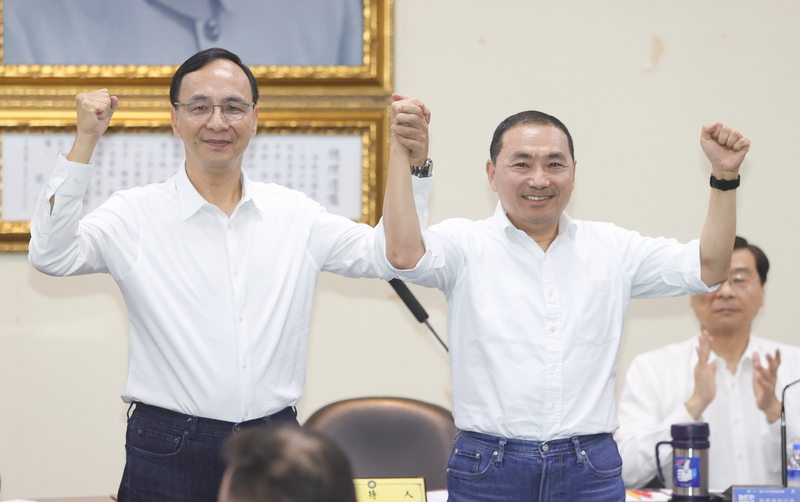 國民黨17日下午舉行中常會，黨主席朱立倫（前左）宣布國民黨正式徵召新北市長侯友宜（前右）參選2024總統，盼大家一起團結努力，團結勝選。 (圖：中央社)
