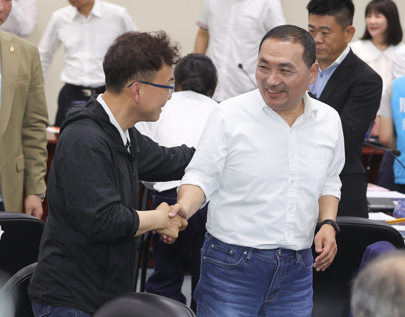 國民黨17日宣布徵召新北市長侯友宜（前右）代表參選2024總統，侯友宜與黨籍立委鄭正鈐（前左）握手致意。(圖：中央社)