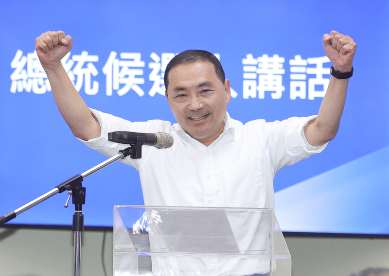 國民黨17日宣布徵召新北市長侯友宜代表參選2024總統，侯友宜致詞時高喊要再次讓政黨輪替、團結勝選。 (圖：中央社)