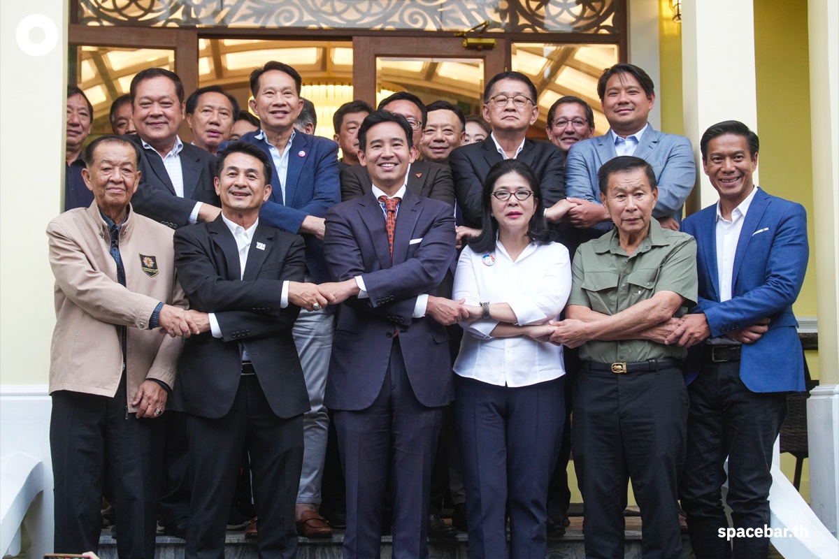 泰國前進黨黨魁皮塔(前排左3)邀請反對派政黨：為泰黨、泰建泰黨、民族黨、泰國自由黨和公平黨舉行聯合會談。(圖:推特@Pita_MFP)