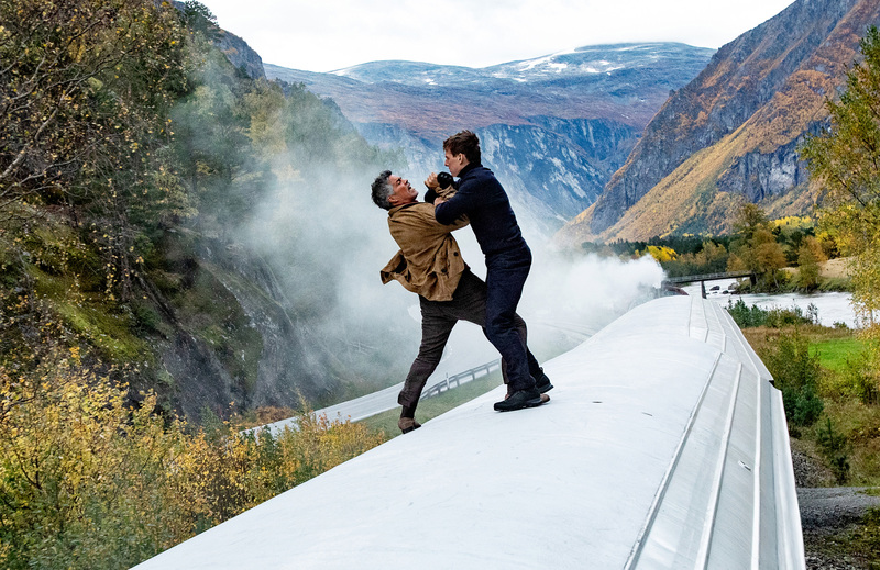 美國演員湯姆克魯斯（Tom Cruise）（右）和伊沙摩路斯（左）為了電影「不可能的任務：致命清算 第一章」，在急速行駛的火車頂端驚險纏鬥。（UIP提供） (圖：中央社)