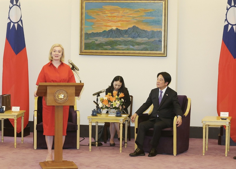 副總統賴清德（右）18日上午在總統府接見前英國首相特拉斯（Liz Truss）（左），圖為特拉斯致詞。中央社記者郭日曉攝  112年5月18日 (圖：中央社)